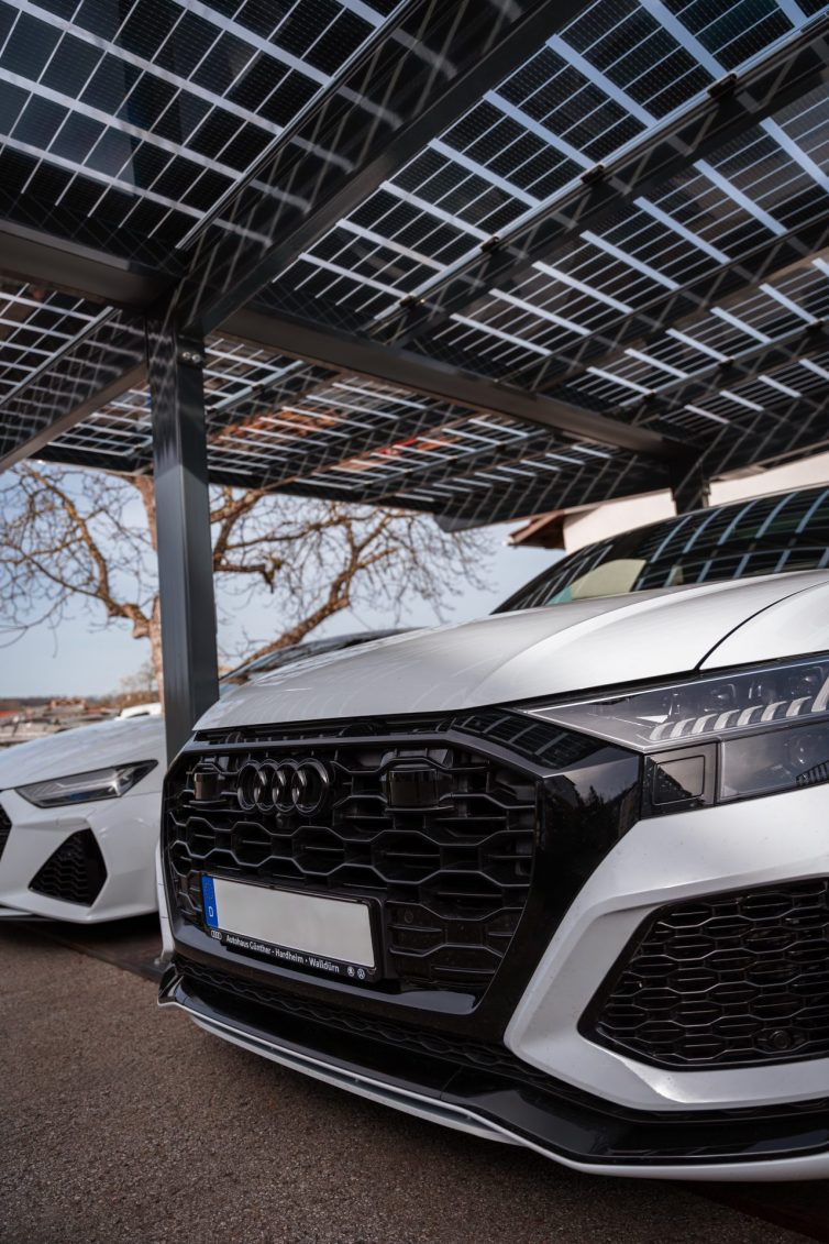 Carport mit Solarmodulen