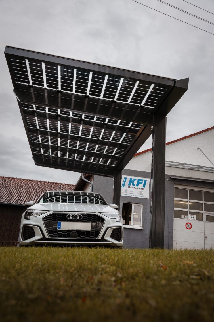 Carport mit Solaranlage